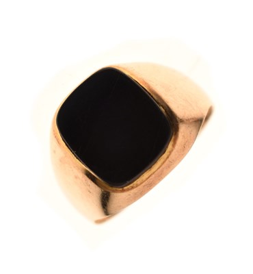Lot 37 - Onyx 9ct gold signet ring