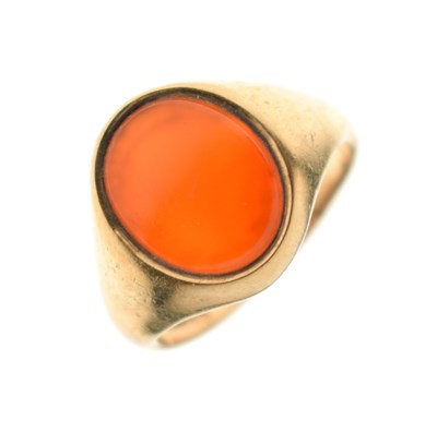 Lot 34 - 9ct gold signet ring set carnelian-type stone