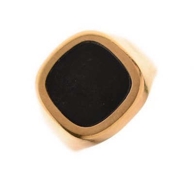 Lot 35 - 18ct gold signet ring set onyx