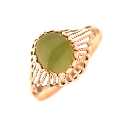 Lot 39 - Jade cabochon ring