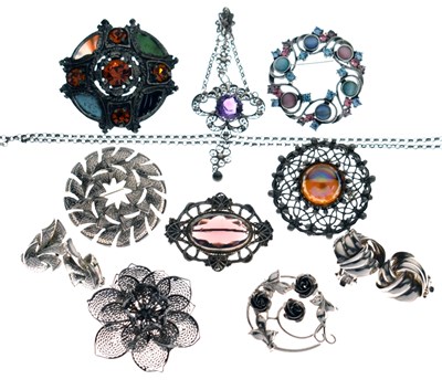 Lot 274 - Collection of brooches, etc