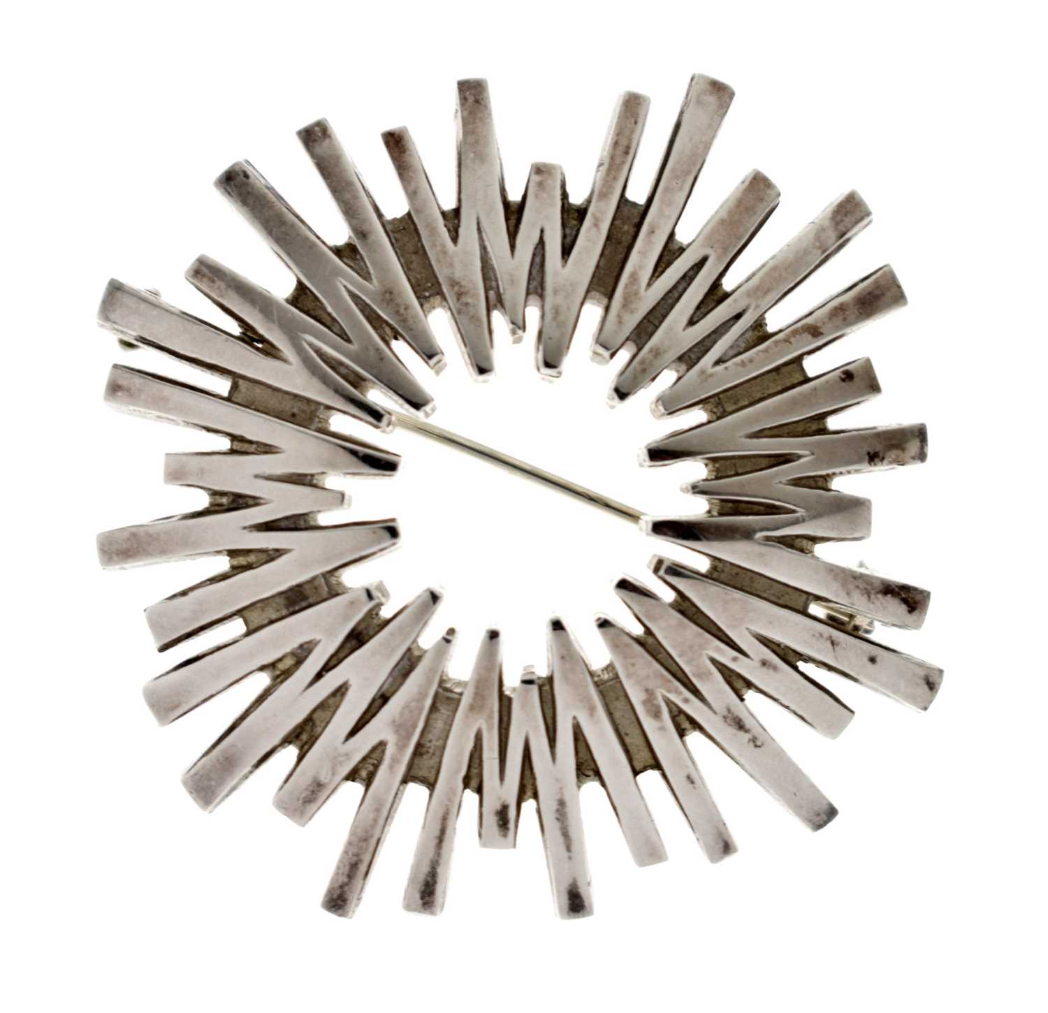 Lot 73 - Ivan Tarratt - Modernist silver 'sunburst' brooch