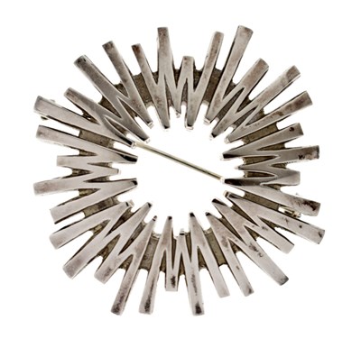 Lot 73 - Ivan Tarratt - Modernist silver 'sunburst' brooch