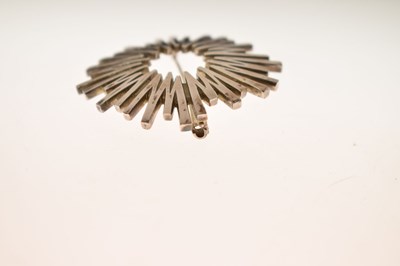 Lot 73 - Ivan Tarratt - Modernist silver 'sunburst' brooch