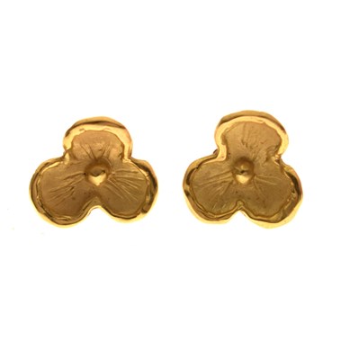 Lot 226 - Pair of 18ct gold flower head stud earrings