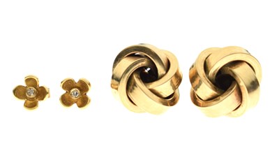 Lot 227 - Pair of 9ct gold knot earrings, etc