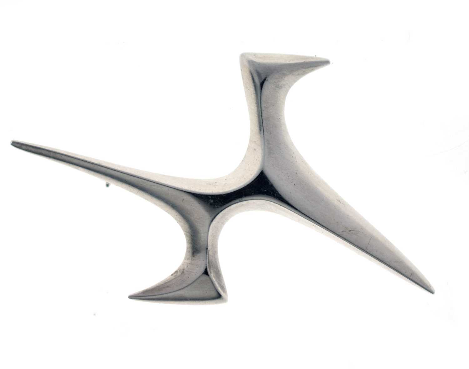Lot 74 - Ernest A. Blyth for Ivan Tarratt - Modernist silver 'Flight' brooch