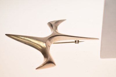Lot 74 - Ernest A. Blyth for Ivan Tarratt - Modernist silver 'Flight' brooch
