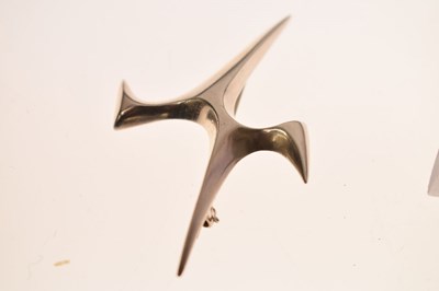 Lot 74 - Ernest A. Blyth for Ivan Tarratt - Modernist silver 'Flight' brooch