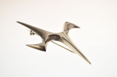 Lot 74 - Ernest A. Blyth for Ivan Tarratt - Modernist silver 'Flight' brooch