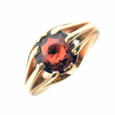 Lot 31 - Yellow metal (18ct) and red garnet set ring