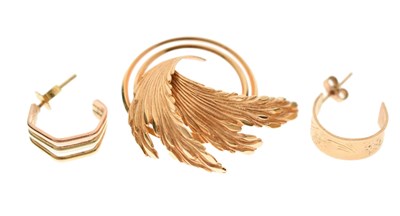 Lot 103 - 9ct gold brooch and two single yellow metal earrings