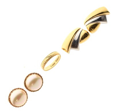 Lot 75 - 18ct gold engraved wedding band and two pairs of earstuds
