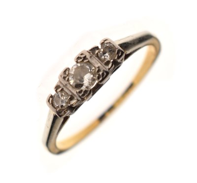 Lot 10 - Early 20th century three-stone diamond ring