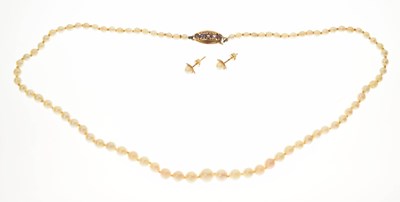 Lot 141 - Graduated cultured pearl necklace