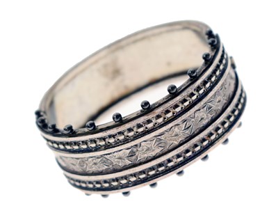 Lot 185 - Victorian hinged bangle