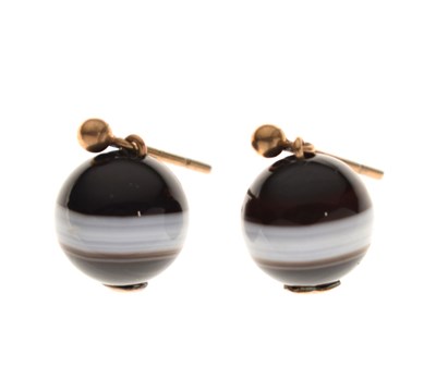 Lot 211 - Pair of banded agate yellow metal drop earrings