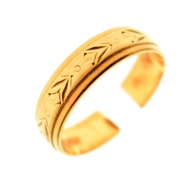 Lot 64 - 18ct yellow gold wedding band