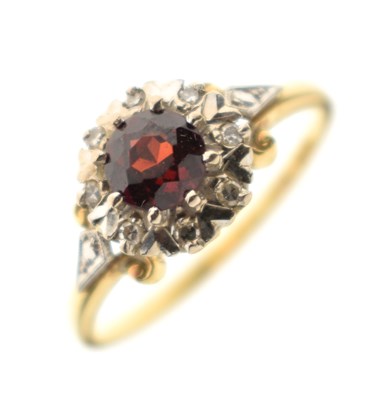 Lot 33 - Garnet and diamond cluster ring