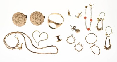 Lot 253 - Small quantity of 9ct gold and yellow metal jewellery