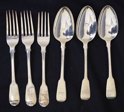 Lot 412 - Three George IV silver fiddle pattern dessert spoons, and three dessert forks