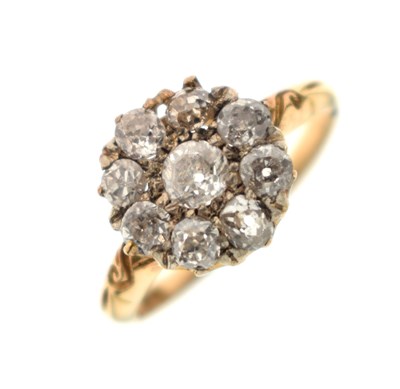 Lot 12 - Late 19th/early 20th century diamond flower head cluster ring