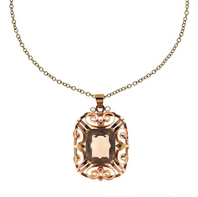 Lot 44 - Smoky quartz, yellow and rose metal pendant and chain, stamped '585'