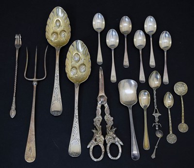 Lot 399 - Collection of silver items to include a pair of Elizabeth II silver grape scissors, etc