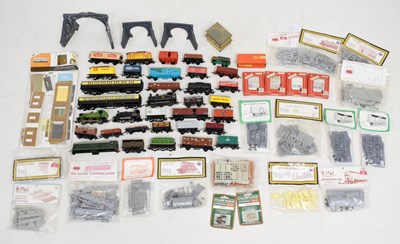Lot 525 - Mixed group of 00 gauge railway trainset items