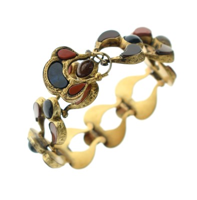 Lot 112 - Hardstone yellow metal bracelet