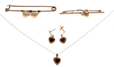 Lot 152 - Small group of yellow metal and gold jewellery