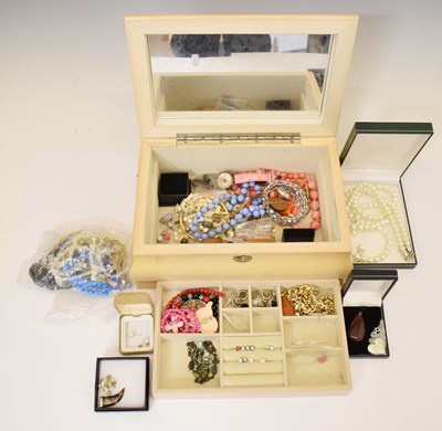 Lot 162 - Assorted costume jewellery