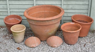 Lot 810 - Collection of terracotta garden pots, planters and wall brackets