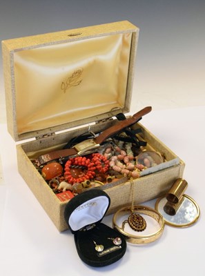 Lot 111 - Quantity of vintage costume jewellery