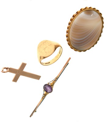 Lot 146 - Small group of jewellery comprising a 9ct gold signet ring, etc