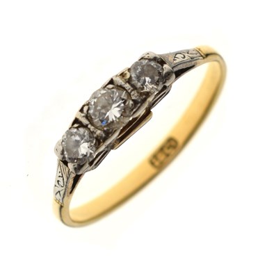 Lot 9 - Early 20th century three-stone diamond ring