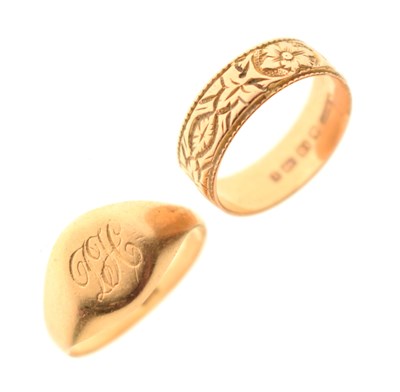 Lot 70 - 18ct gold wedding band and a signet ring (2)