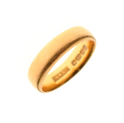 Lot 71 - 22ct gold wedding band