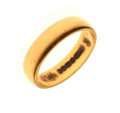 Lot 72 - 22ct gold wedding band