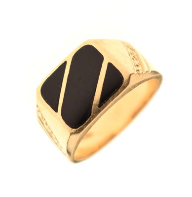 Lot 66 - Signet ring with onyx panel