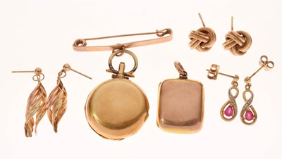 Lot 149 - Early 20th century locket stamped 15ct, a '9ct' bar brooch, etc
