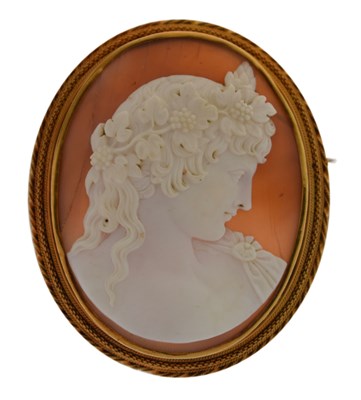 Lot 33 - 19th century shell cameo yellow metal brooch