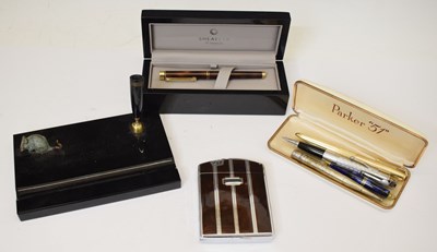 Lot 432 - Ronson combination cigarette case/lighter, Ronson 'Penciliter', Parker 51 fountain pen, etc
