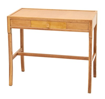 Lot 822 - Bartlett, High Wycombe - Mid 20th century golden oak side table