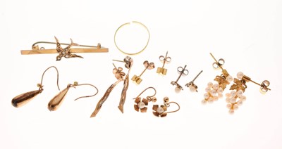 Lot 133 - Collection of gold, yellow metal and pearl earrings, brooch etc