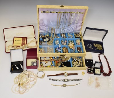 Lot 165 - Large collection of costume jewllery