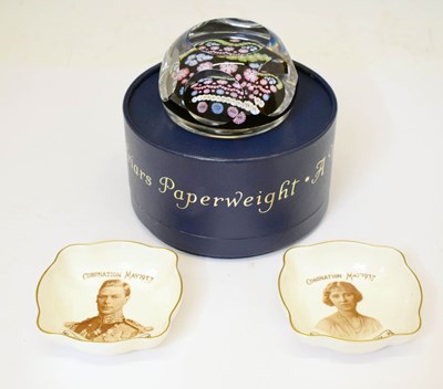Lot 576 - Whitefriars Queen Elizabeth II Silver Jubilee limited edition paperweight etc