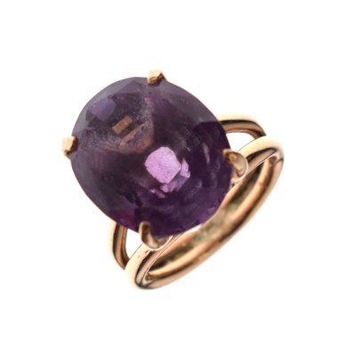 Lot 61 - Amethyst yellow metal dress ring