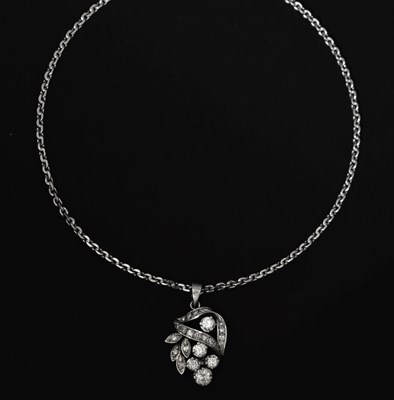 Lot 41 - Diamond pendant necklace