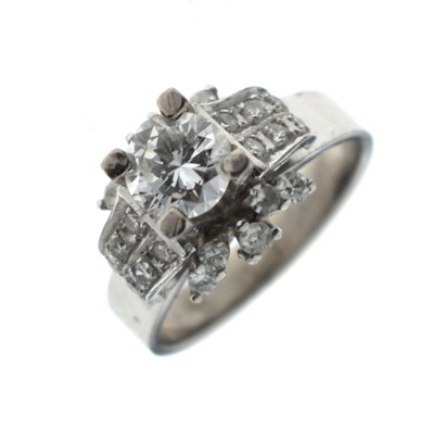 Lot 15 - Diamond white metal cluster ring